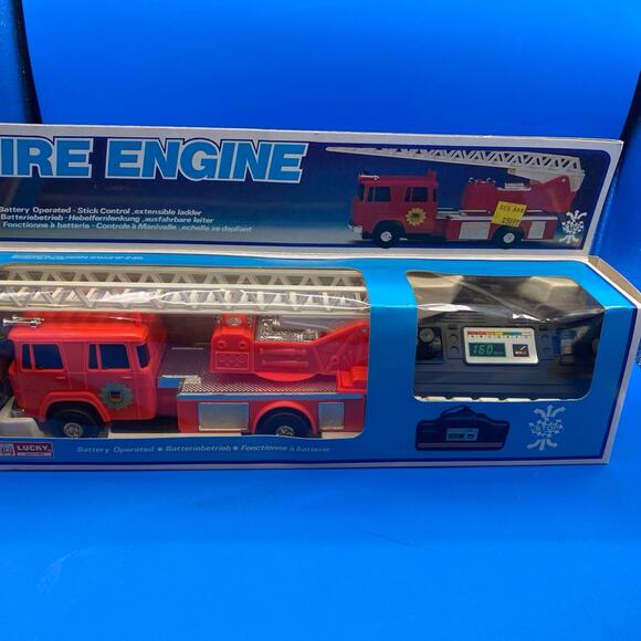 LUCKY TOYS - HONG KONG - VINTAGE PLASTIC -BATTERY OPERATED FIRE TRUCK NO.2077 - Picture 10 of 12